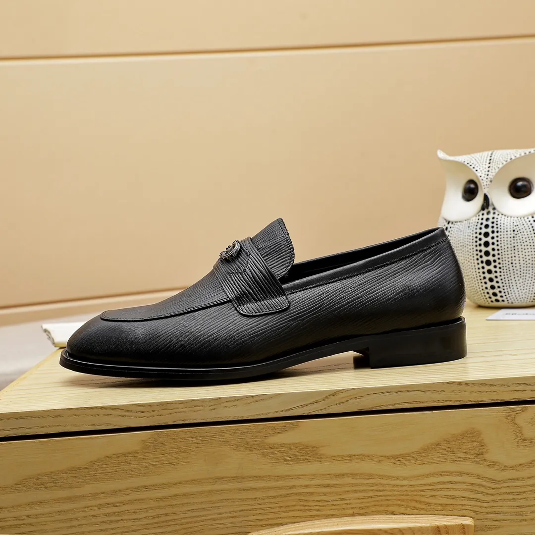 Factory price 460 🔥Ferragamo's new men's casual slip-on shoes🇨🇳Official website original 1:1 mold opening, original quality💯Fine workmanship, high-end luxury☘The upper is made of imported Italian first-layer cowhide🌴Water-dyed🐂Leather lining🍓Rubber wear-resistant and non-slip outsole, breathable and comfortable to wear🍍The first choice for high-grade men, black is optional! Code number 38-44 (45.46. Can be customized)